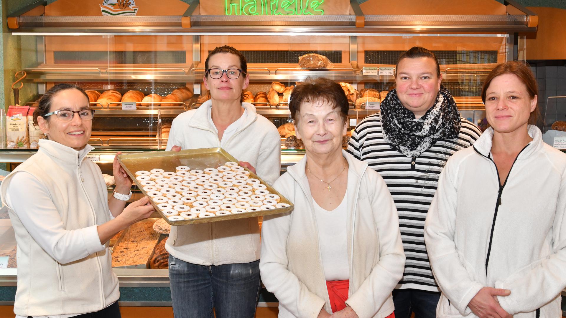 Am 31. Dezember verkauft das Team der Bäckerei Häfele zum letzten Mal seine Waren: (von links) Beate Häfele-Zapf, Ulrike Stößer, Anita Häfele, Tatjana Seyfried und Jaqueline Hauck. 