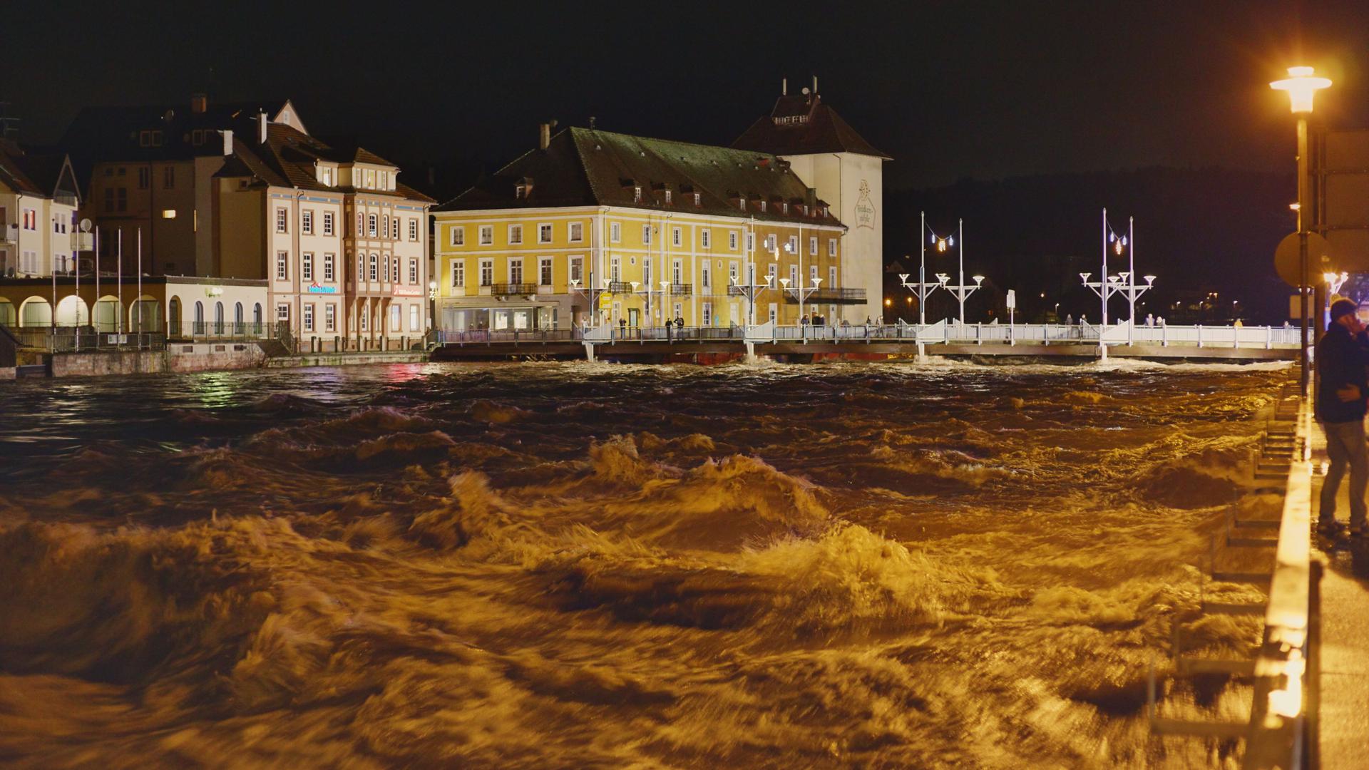 Hochwasser in der Kernstadt: Am 4. Januar 2018 rauscht die Murg knapp unterhalb der Gernsbacher Stadtbrücke vorüber.