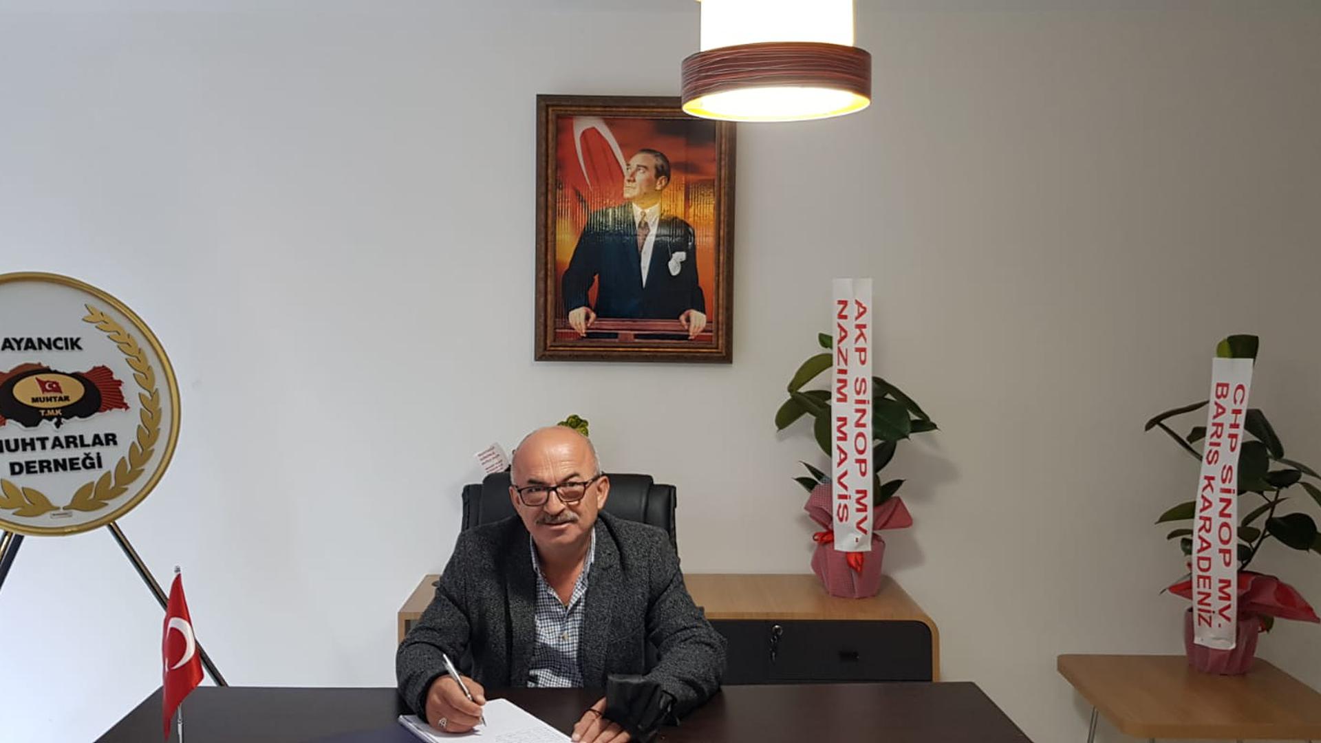 Staatstragend: Salim Altikulac in seinem Büro in Dedeagaç Köyü. Nach 22 Jahren in Obertsrot ist er 2018 in sein türkisches Heimatdorf zurückgekehrt, wo er nur ein Jahr später zum Ortsvorsteher gewählt worden ist.