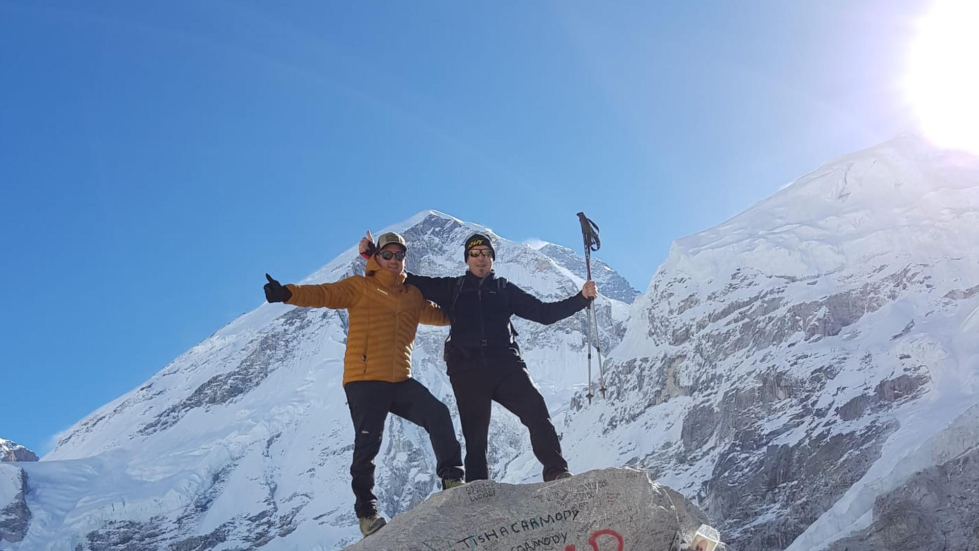 Ein Traum geht in Erfüllung: Michael Chemelli und Nico Blender (links) auf dem Everest Basecamp.
