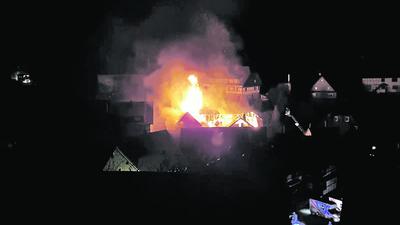 Flammen im Herzen des Fachwerkdorfs: In der Nacht zu Donnerstag erschüttert Gernsbach-Reichental ein Großbrand.
