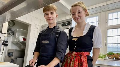 Ausbildungsplatz: Der 16-jährige Anthony Zepp hat seine Lehre als Koch im Schloss Eberstein in Gernsbach begonnen. Er zeigt Soraya Albietz, die als Auszubildende im Hotel Bareiss arbeitet, seinen Arbeitsplatz in Bernd Werners Küche. 