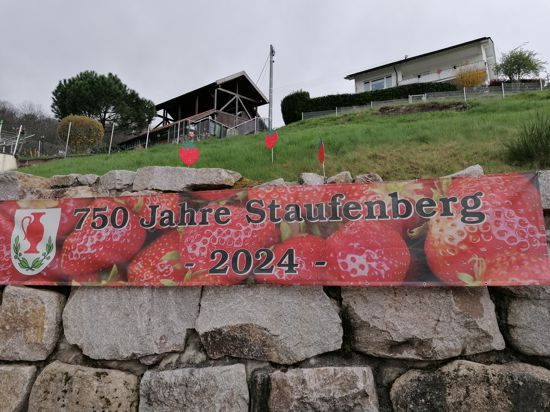 Direkt gegenüber dem Gasthaus Sternen weist ein Banner auf das Jubiläum 750 Jahre Staufenberg hin. 
