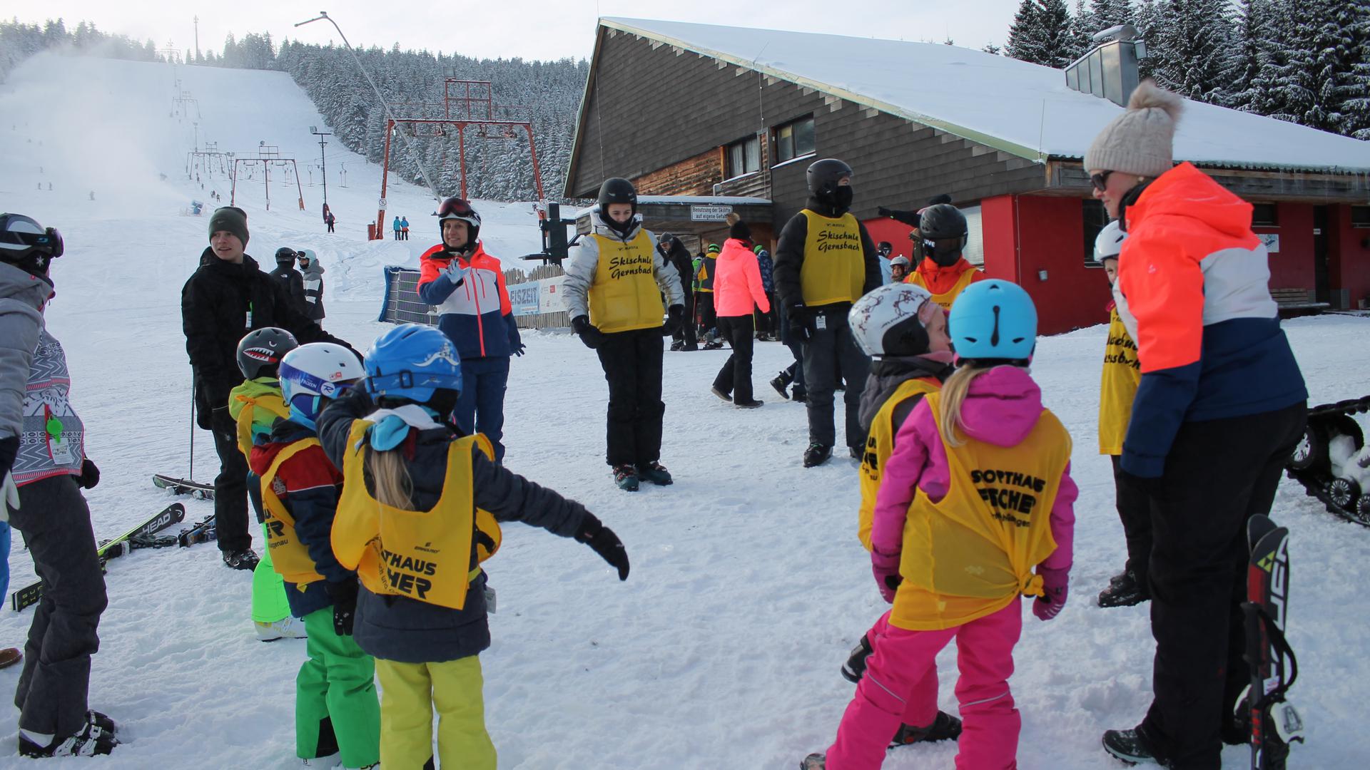 Zuerst kommt das Aufwärmen beim Skikurs für Anfänger des Skiclubs Gernsbach