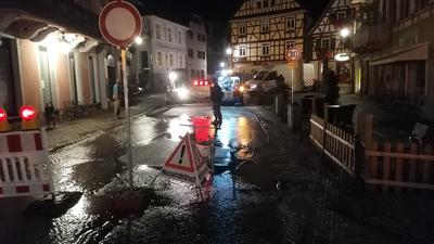 Nach dem Wasserrohrbruch in der Gernsbacher Altstadt musste eine Straße gesperrt werden, weil sie unterspült wurde.