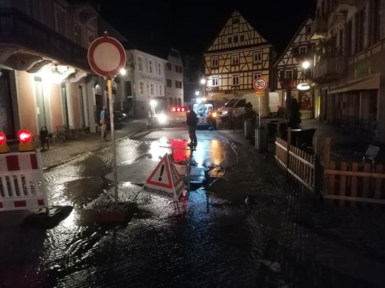 Nach dem Wasserrohrbruch in der Gernsbacher Altstadt musste eine Straße gesperrt werden, weil sie unterspült wurde.