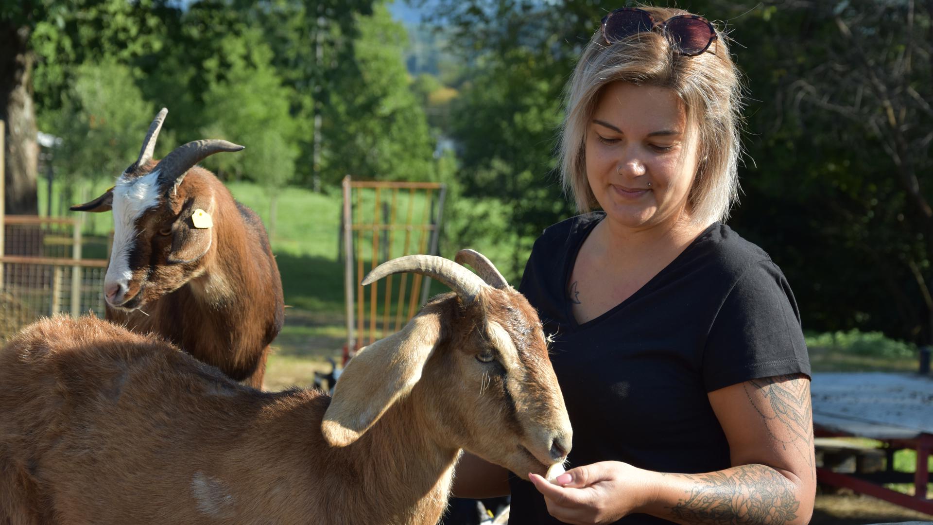 Jasmin Schneider hält Ziegen auf der Weinau in Gernsbach 