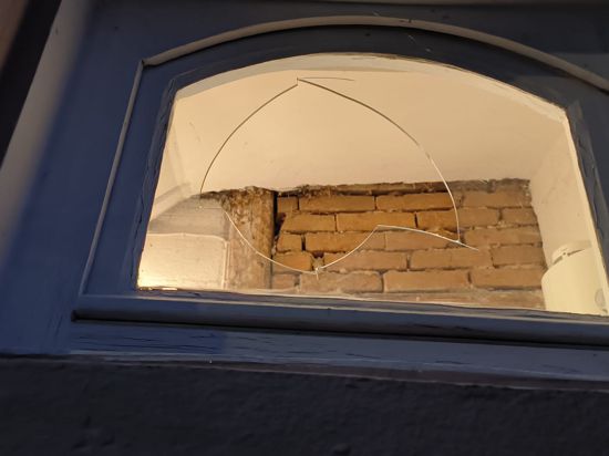 Eingeschlagene Fensterscheibe im Kutscherhaus.