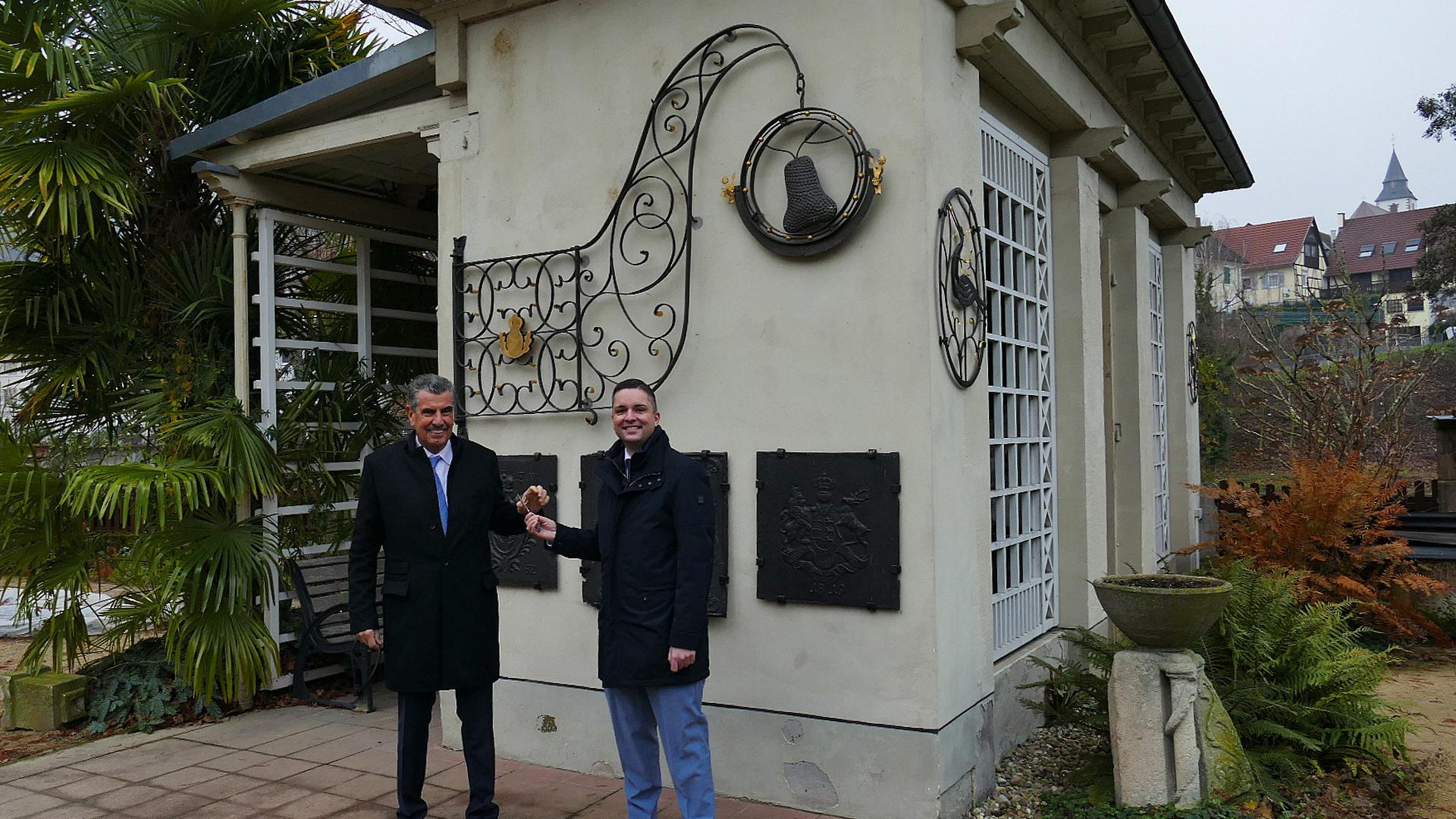 Schlüsselübergabe von Geschäftsführer Harry Krause an Bürgermeister Julian Christ im Katz’schen Garten