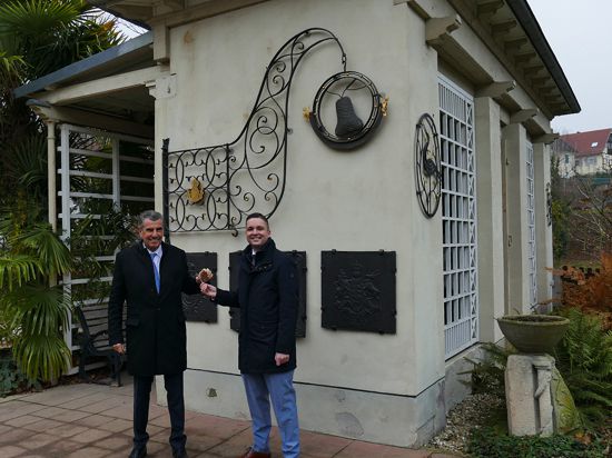 Schlüsselübergabe von Geschäftsführer Harry Krause an Bürgermeister Julian Christ im Katz’schen Garten