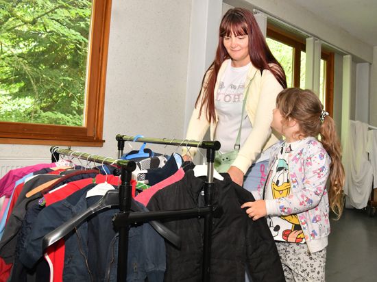 Letzter Öffnungstag der Kleiderkammer vor den Sommerferien nur für Geflüchtete: Auch Nadiia Hovrich und ihre Tochter Lisa suchen Kleidung.