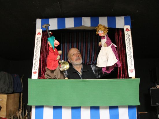 Frieder Kräuter spielt am liebsten mit Kasper und Gretel. Beide Puppen wandern wohl demnächst ins Museum. 