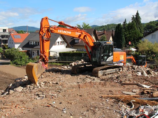 Vorbereitungen: Das alte Haus auf dem Areal zwischen Loffenauer Straße 11 und Sandweg ist abgerissen worden, das Gelände wird jetzt baureif gemacht. 