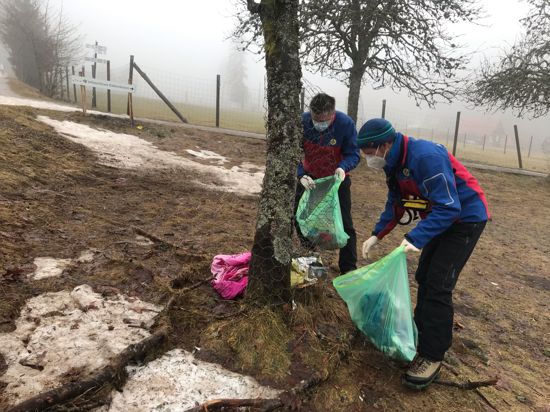 Schäl- und Verbissschutz wird zum Mülleimer: Mitglieder der Bergwacht Schwarzwald haben am Sonntag allerlei Unrat am Kaltenbronn in Gernsbach aufgesammelt.