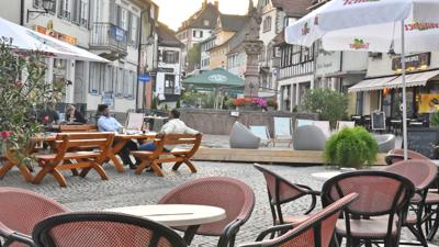 Blick auf leere Stühle am alten Marktplatz in der Hauptstraße von Gernsbach. 