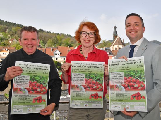 Die Ausrichter des Schlecksel-Wettbewerbs 2024 erweisen mit ihrer Fruchtauswahl Staufenberg die Ehre: Bernd Werner, Sabine Katz und Julian Christ (von links).