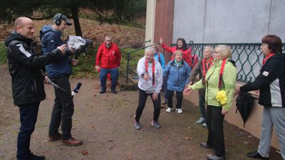 Christa Melloh (Mitte) trainiert im Gernsbacher Kurpark mit ihrer zwölfköpfigen Gruppe. Kameramann Martin Greve und Teo Jägersberg (links) drehen eine Serie mit der 85-Jährigen für die Landesschau.
