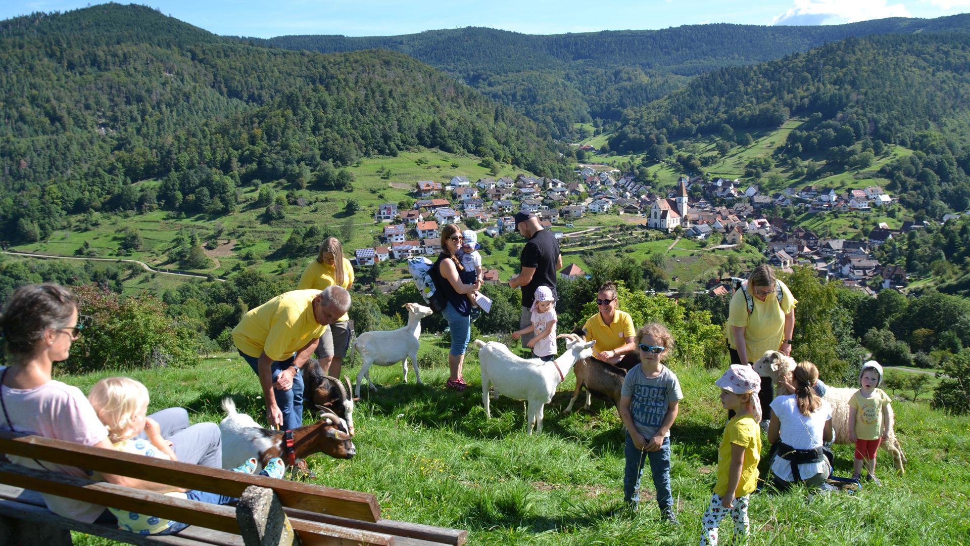Ganz ohne Scheu kommen hoch über dem Gernsbacher Stadtteil Reichental Kinder und Tiere miteinander in Kontakt. Das Projekt ist vom Obst- und Gartenbauverein initiiert worden.