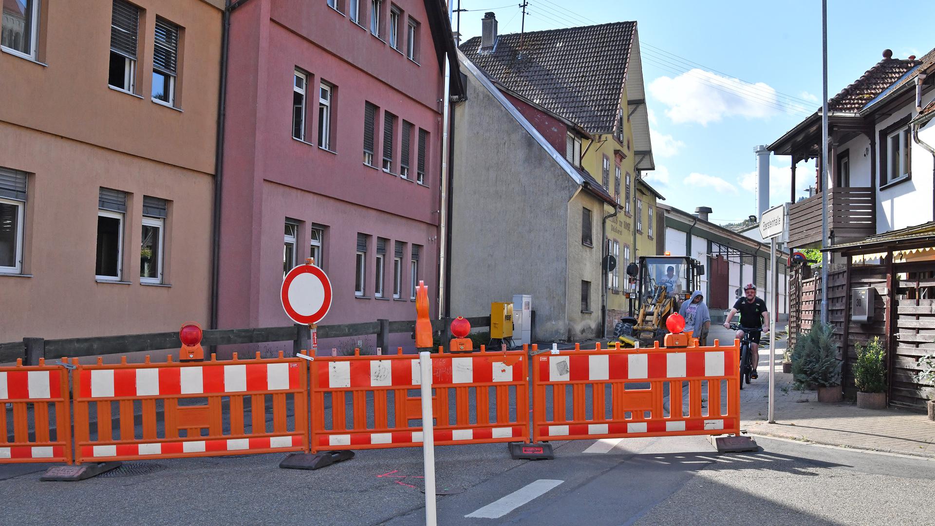 Absperrungen stehen in der Dorfstraße in Obertsrot.
