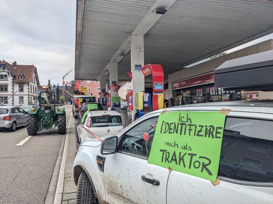 Bei einer Protestaktion am 8. Januar an der Esso-Tankstelle in Gernsbach haben sich rund 20 Personen beteiligt. 