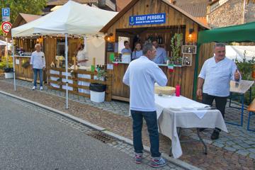 An diesem Stand in der Waldbachstraße gibt es seit 2010 Spezialitäten aus Gernsbachs italienischer Partnerstadt Pergola.