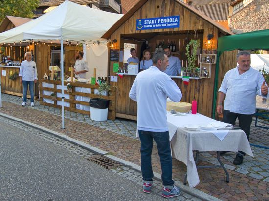 An diesem Stand in der Waldbachstraße gibt es seit 2010 Spezialitäten aus Gernsbachs italienischer Partnerstadt Pergola.