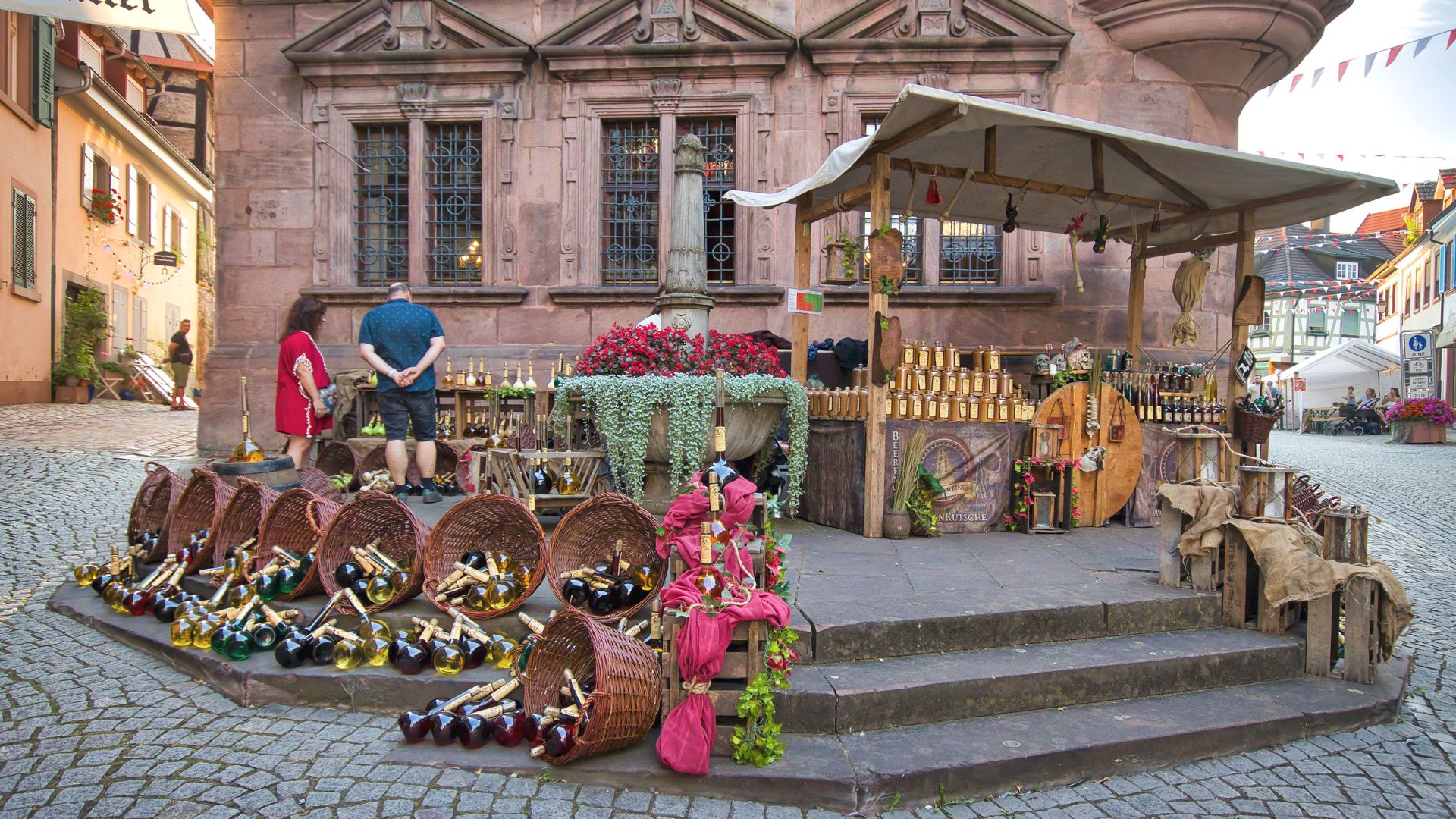 In der Piratenkutsche vor dem Alten Rathaus in Gernsbach finden die Besucher des Altstadtfestes Beerenweine in besonderen Flaschen. 