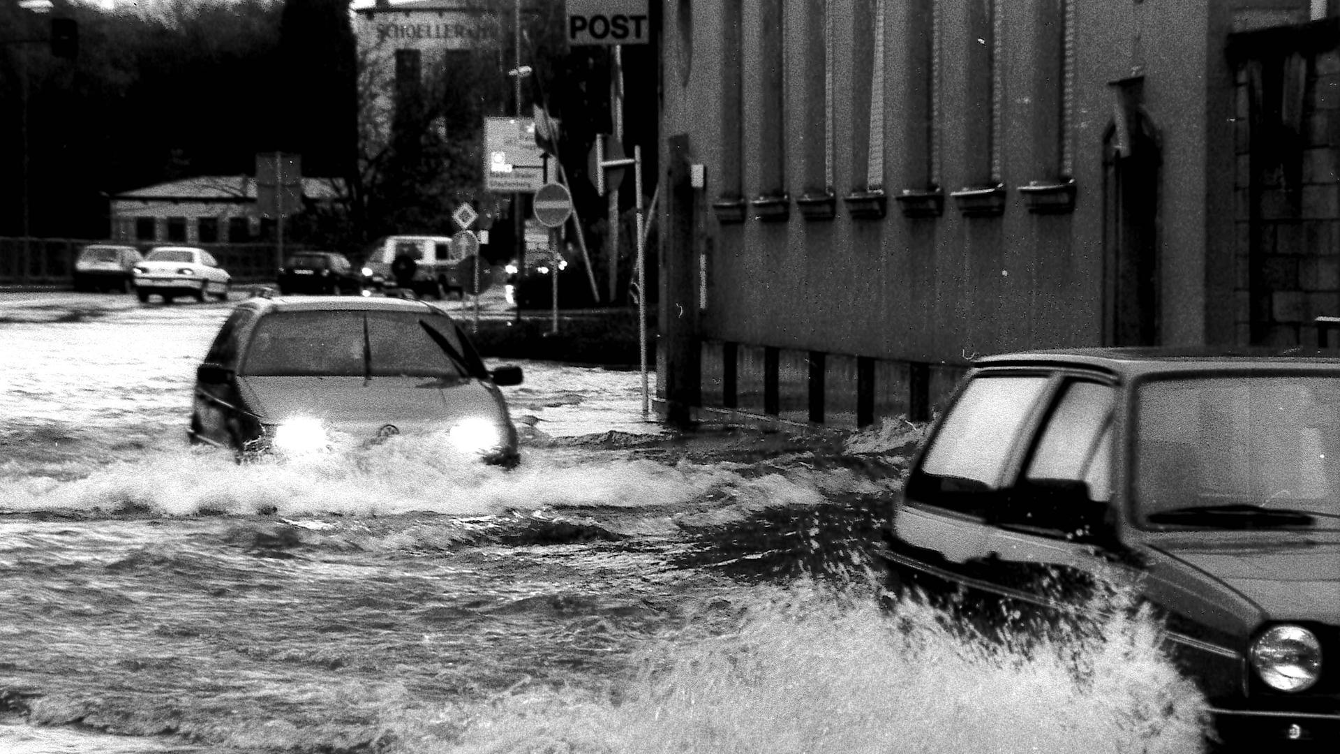 Autos fahren im Oktober 1998 durch das überschwemmte Gernsbach.