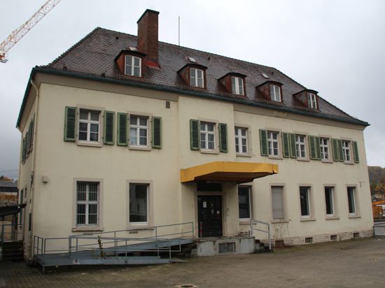 Soll ab Mitte des kommenden Jahres als Flüchtlingsunterkunft für die Anschlussunterbringung zur Verfügung stehen: Das alte Postgebäude eingangs der Stadt. 