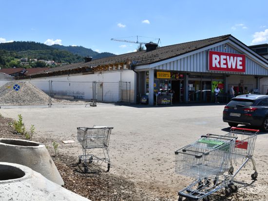 Der alte Aldi ist abgerissen und hat im Dezember neu eröffnet, der alte Rewe wartet noch darauf: Aufgrund der aktuellen Marktsituation im Baugewerbe verzögert sich der Neubau des zweiten Lebensmittelmarkts in der Schwarzwaldstraße.