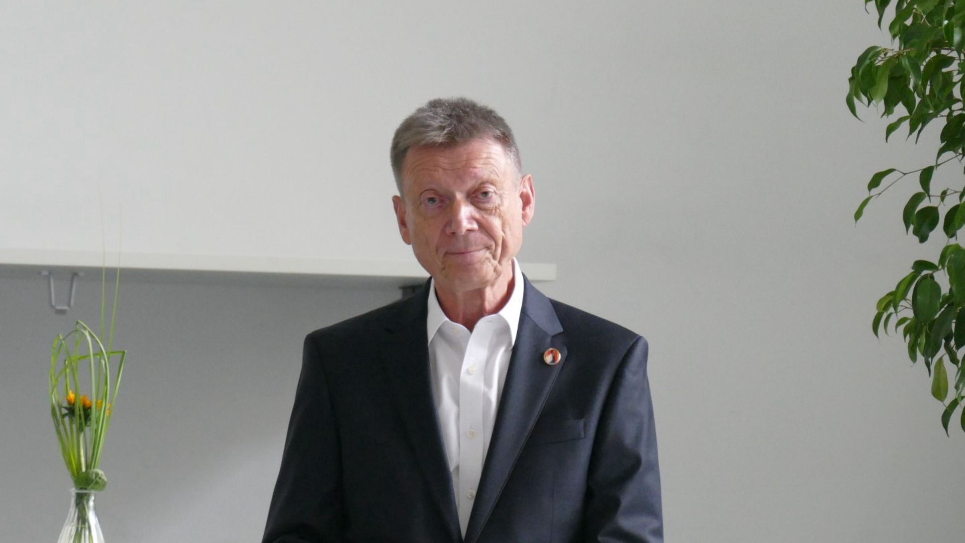 Rektor Joachim Schneider der Realschule Gernsbach an einem Stehpult. 