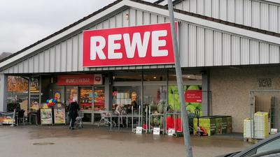Für mindestens ein Jahr Schluss: An Silvester schließt der Rewe-Markt wegen Umbauarbeiten.