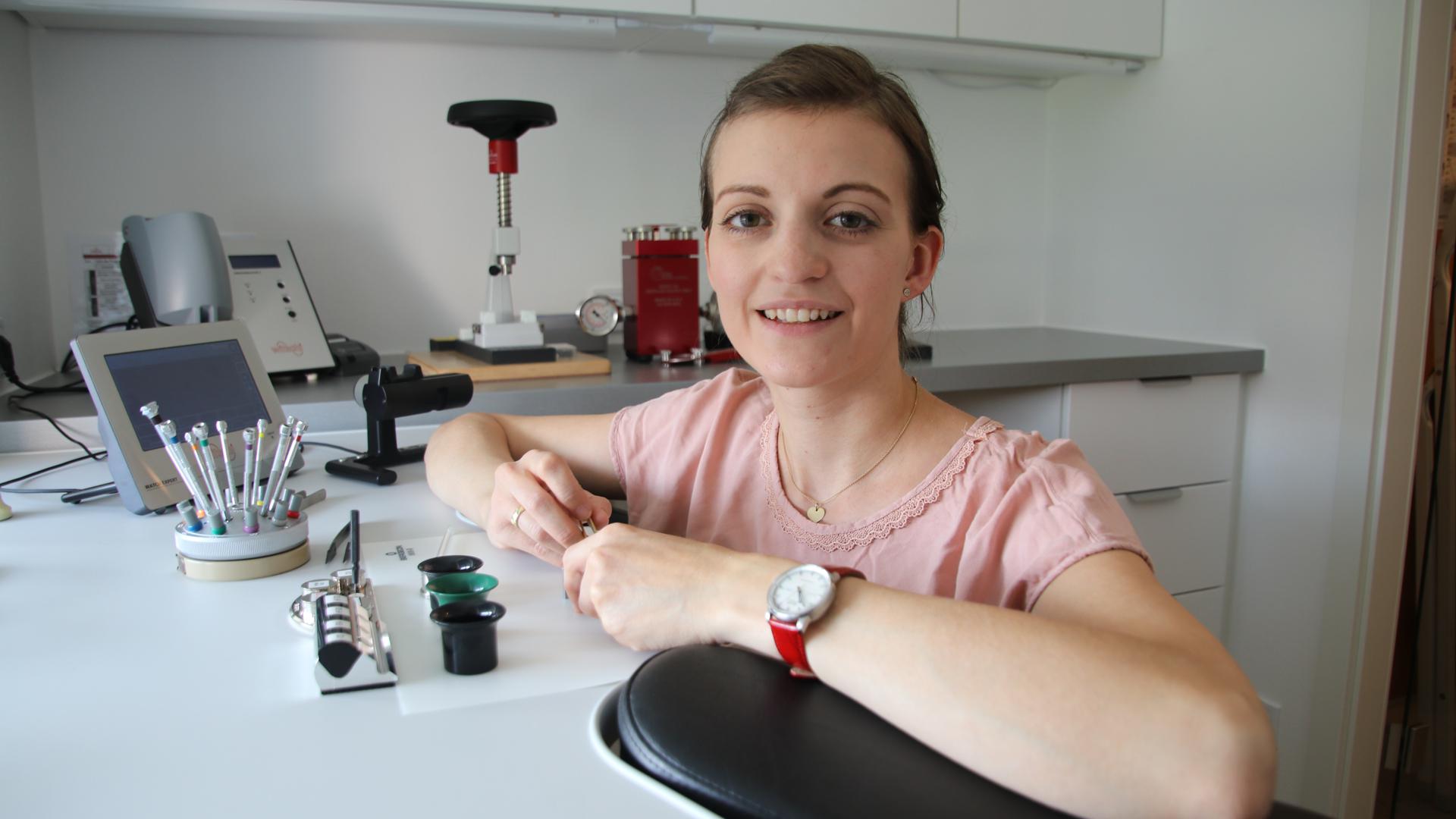 Lena Schleicher repariert im extra eingerichteten staubfreien Reinraum die Luxus-Chronometer.