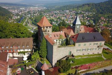Blick hoch auf Schloss Eberstein.