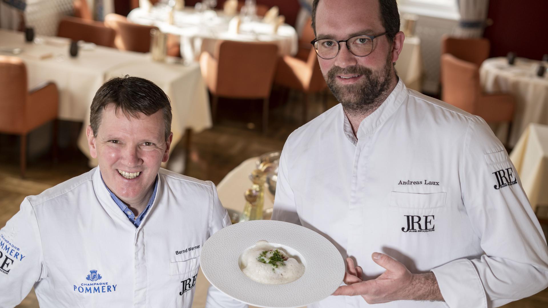 Bernd Werner und Andreas Laux zeigen Essen in ihrem Restaurant