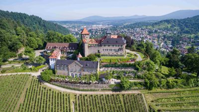 Der „überwältigende Blick von der herrlichen Panoramaterrasse auf Murg- und Rheintal“ verzückt auf dem malerisch in den Weinbergen gelegenen Schloss Eberstein den Varta-Bewerter.