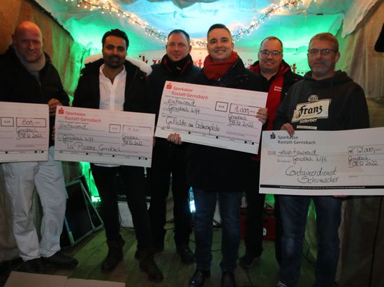 Mit größeren Schecks tragen mehrere Spender zu der stolzen Hilfe von 20.000 Euro für die Brandopfer in Gernsbach bei.