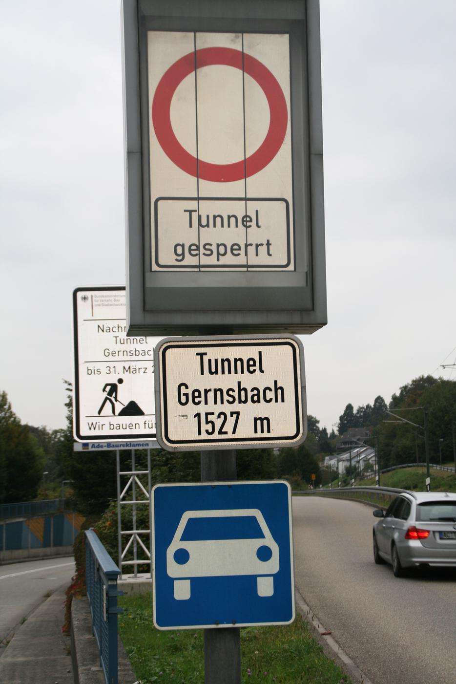 Vor dem Gernsbacher Tunnel steht ein gesperrt Schild.