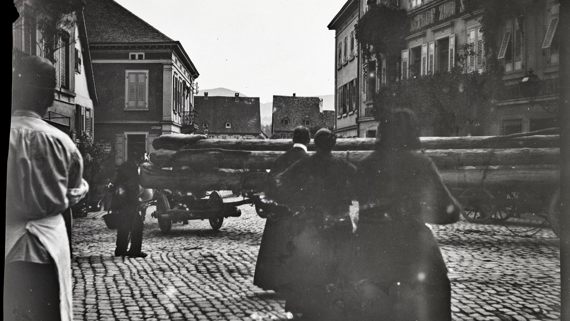 historisches Foto aus Gernsbach, es zeigt ein Holzgespann und Leute, die darauf schauen