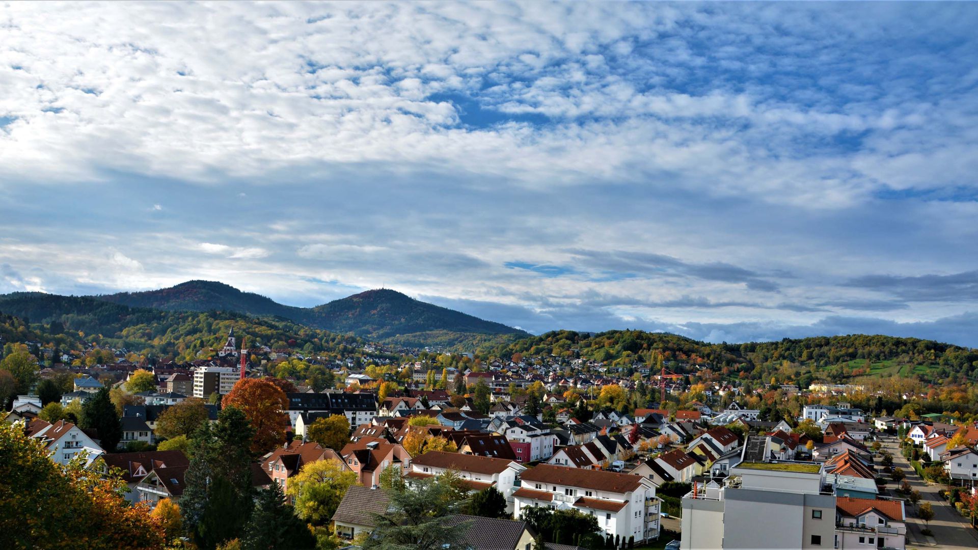 Stadtansicht Gernsbach im Oktober 2020, herbstlich bunt präsentiert sich Gernsbach 