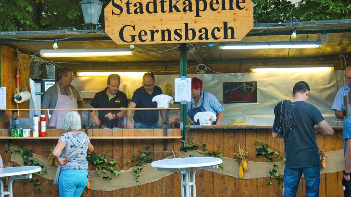 Bei der Stadtkapelle Gernsbach in der Waldbachstraße gibt es Zwiebelfleisch mit Knoblauchsoße.