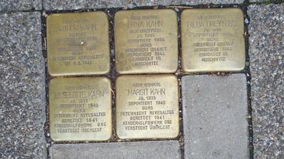 Stolpersteine Kahn: In der Bleichstraße 4 sind für die jüdische Familie Kahn Stolpersteine angebracht. Nach sechsjähriger Odyssee durch Frankreich fanden die Mädchen Lieselotte und Margit in den USA eine neue Heimat.