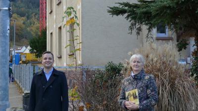 Bürgermeister Julian Christ und Regina Meier vom Arbeitskreis Stadtgeschichte bei der Einweihung des neuen Straßenschildes 