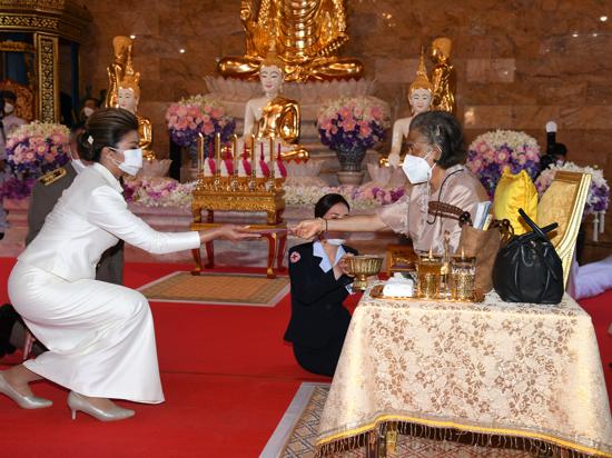Ihre Königliche Hoheit, Prinzessin Maha Chakri Sirindhorn (rechts am Tisch sitzend), verleiht der in Gernsbach lebenden Natchaya Pluemchit bei einem Aufenthalt in Thailand die Ehrennadel des Thailändischen Roten Kreuzes.