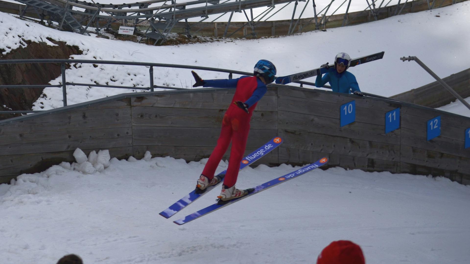 Begeisterter Skispringer: Das Gernsbacher Talent Theo Adam kurz vor der Landung.