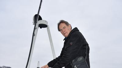 Thomas Felgner auf einer Leiter auf dem Dach des Albert-Schweitzer-Gymnasiums an der Meteoriten-Ortungskamera