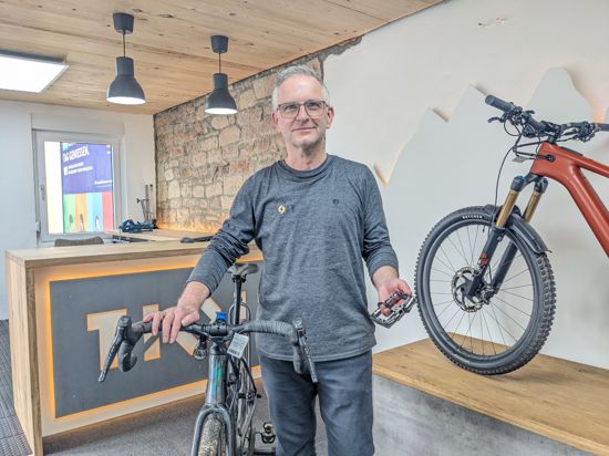 Inhaber eines Fahrradladens in Gernsbach steht in seinen Geschäftsräumen.