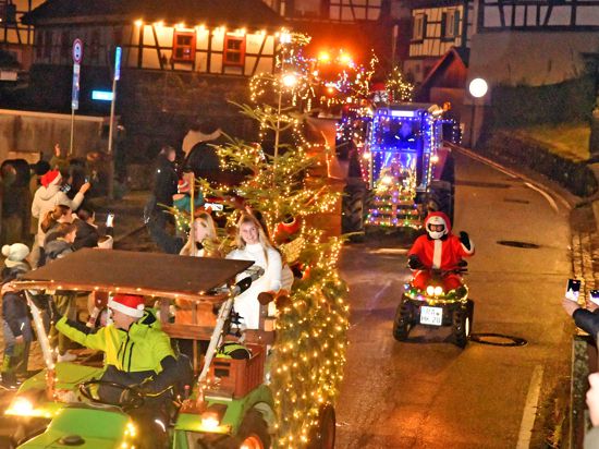 Auch diese Mal fuhren die Traktorfreunde Reichental mit ihren weihnachtlichen geschmückten und beleuchteten Fahrzeugen durch Reichental. 