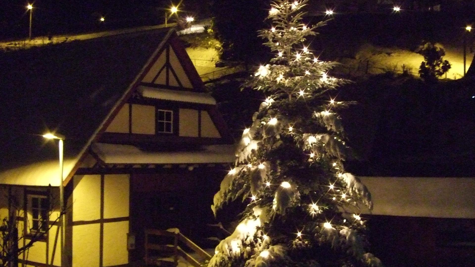 Reichental in weihnachtlichem Lichterglanz (Aufnahme 2010). In der Sägemühle (links) war das erste E-Werk untergebracht, die Elektrifizierung erfolgte in nur fünf Monaten.