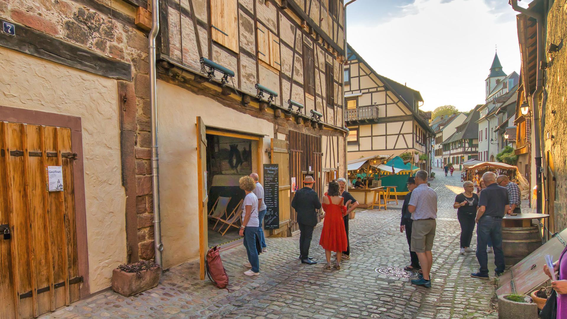Beim Altstadtfest in Gernsbach verwandelt sich der historische Stadtkern traditionell in eine große Flaniermeile. Das sind die Eindrücke des ersten Abends. 